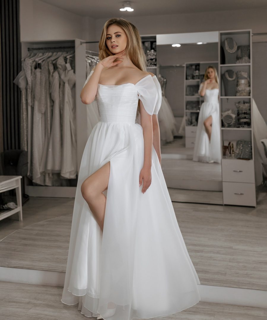 Свадебное платье с открытыми плечами и разрезом. Модель И 46-200, фото 2