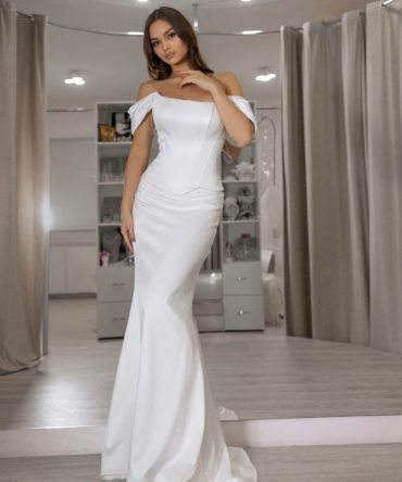 Силуэтное свадебное платье рыбка атласное с открытыми плечами. Модель Р 83, фото 4